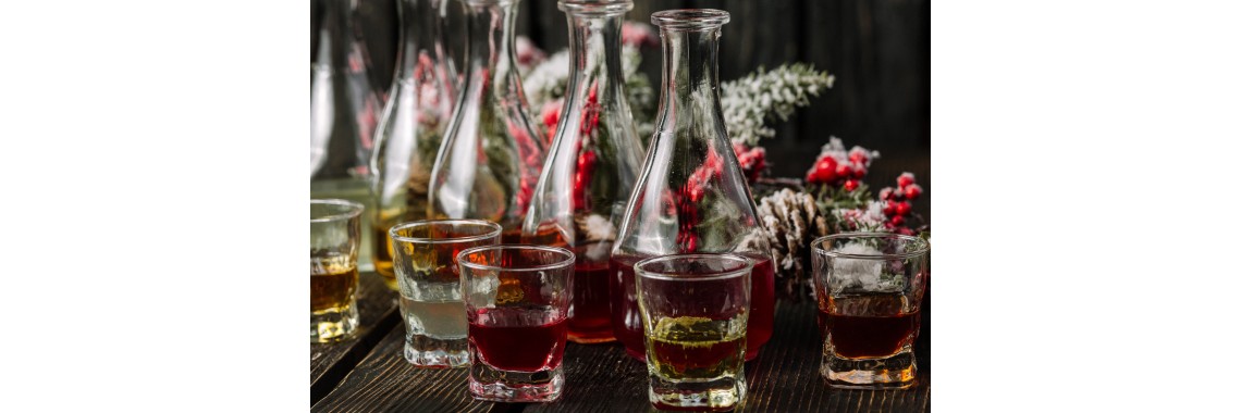 Creazione di liquori e grappe artigianali con erbe officinali: guida pratica