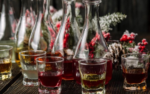 Creazione di liquori e grappe artigianali con erbe officinali: guida pratica Creazione di liquori e grappe artigianali con erbe officinali: guida pratica