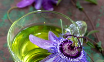 Tisana alla passiflora: benefici per il relax e il sonno Tisana alla passiflora: benefici per il relax e il sonno
