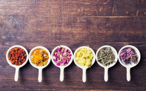 Tisane per la cura della pelle: guida alle erbe per una pelle luminosa e sana Tisane per la cura della pelle: guida alle erbe per una pelle luminosa e sana
