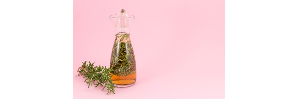 Come creare un delizioso liquore al rosmarino fatto in casa