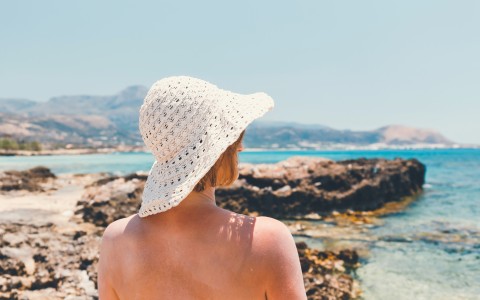 Come proteggersi dal sole: i segreti delle erbe che i dermatologi non ti dicono
