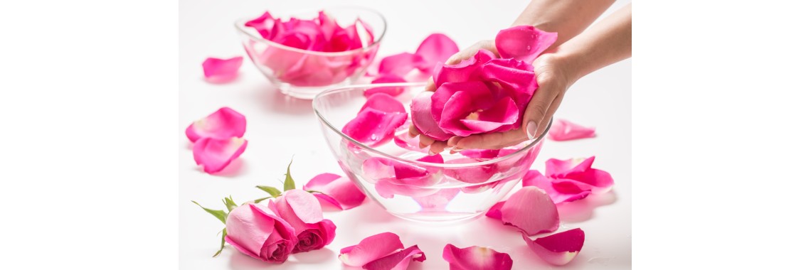 acqua di rose benefici, proprietà per la pelle del viso e beauty routine