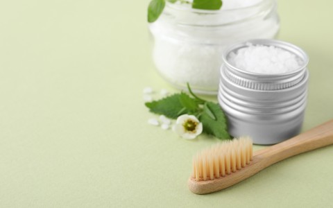 Sfruttare le proprietà curative delle erbe medicinali: Guida passo dopo passo alla creazione di un dentifricio alle erbe fai da te Sfruttare le proprietà curative delle erbe medicinali: Guida passo dopo passo alla creazione di un dentifricio alle erbe fai da te