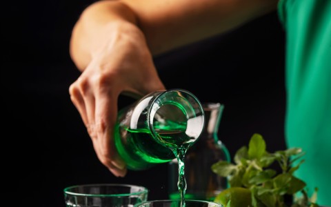 Creare il perfetto liquore alla menta: guida alla preparazione passo dopo passo Creare il perfetto liquore alla menta: guida alla preparazione passo dopo passo