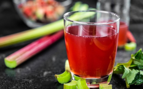 Liquore di rabarbaro: un elisir aromatico che rinvigorisce corpo e spirito Liquore di rabarbaro: un elisir aromatico che rinvigorisce corpo e spirito