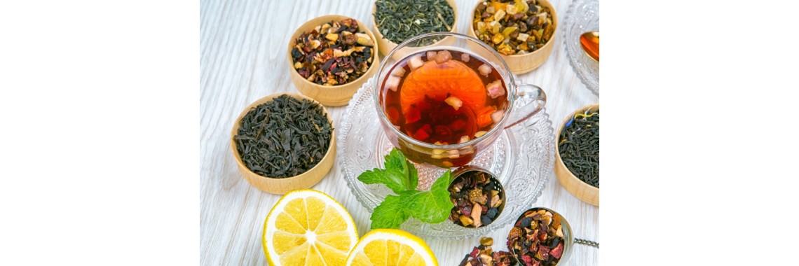 Rinfrescati con le tisane dissetanti estive fredde di erbologica: un mix unico di erbe e piante officinali