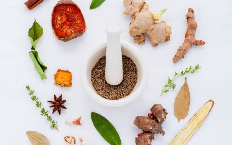 Difese immunitarie basse: scopri i benefici delle erbe officinali Difese immunitarie basse: scopri i benefici delle erbe officinali