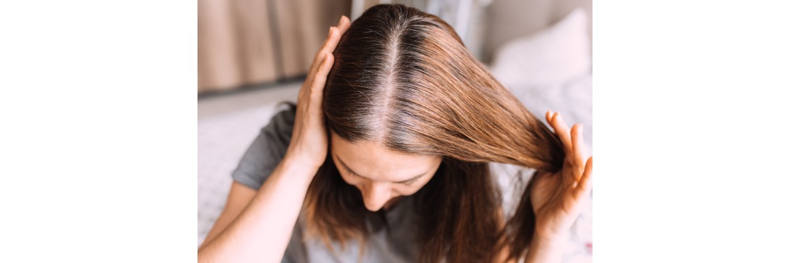 Rimedi naturali per capelli grassi: la tua guida definitiva