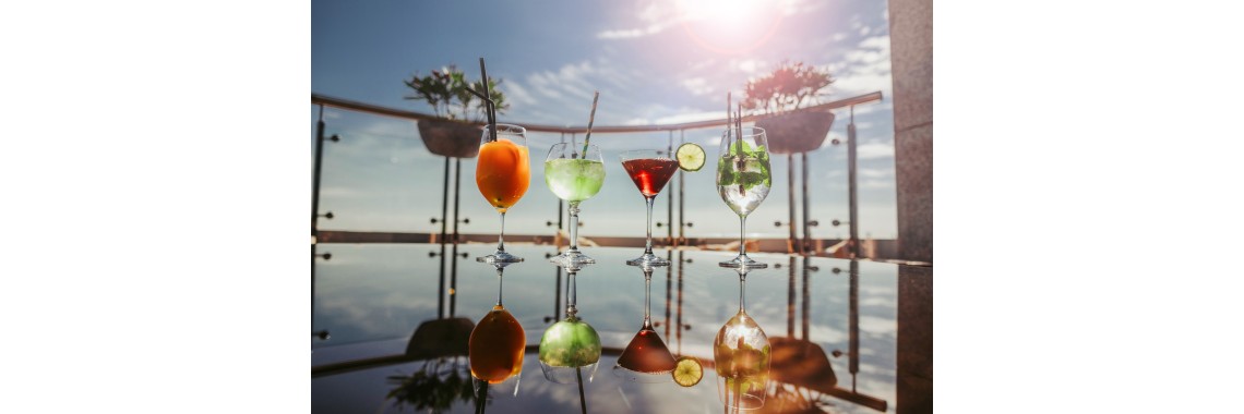 Cocktail e liquori alle erbe officinali: una guida completa
